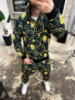 Чорний чоловічий костюм з принтом