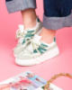 Жіночі біло-зелені кросівки на шнурівці