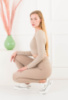 Жіночий світло-бежевий комплект з топу та лосин
