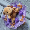 Фіолетовий букет з м'якою іграшкою, подарунок на день народження 8 березня для дівчини чи дитини