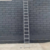 Алюминиевая односекционная приставная лестница на 15 ступеней (универсальная)