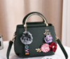 Женская мини сумочка с цветочками и меховым брелком. Маленькая сумка с цветами Зеленый