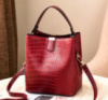 Модная женская сумочка под рептилию на плечо, небольшая сумка змеиная эко кожа Красный