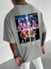 Чоловічі сіра модна оверсайз футболка з яскравим дизайном