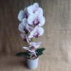 Штучна латексна орхідея VIP у пластиковому кашпо на одну гілку біло-бузкова