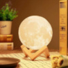 Настільний акумуляторний нічник Moon Light Місяць 3D 14 см на дерев'яній підставці