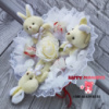 Білий букет з плюшевих зайчиків і цукерок Рафаелло, подарунок для дитини чи дівчини