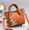 Женская сумка через плечо с вышивкой цветами, модная и качественная женская сумочка эко кожа повседневная Коричневый