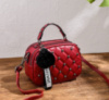 Женская мини сумка с меховой подвеской. Маленькая сумочка для девушек стеганная с меховым брелком Красный