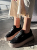 Кросівки чорні, натуральна замша (Китай) підошва: 4,5 см, спереду: 4 см. всередині екошкіра. На беж підошві