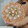 Букет з цукерок Ferrero Rocher і Raffaello, подарунок мамі жінці на день народження 8 березня