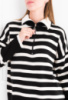 Жіночий чорно-білий светр у смужку