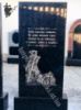 Пам’ятник з лабрадориту з вставкою з базальта Памятник из лабрадорита со вставкой из базальта