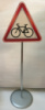 Дорожный знак предупреждающий «Выезд велосипедистов 1.34» разборной (стойка 85см, 30х30см)