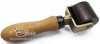 Валик для укладки виброизоляции Practik Black Roll резиновый с деревянной ручкой