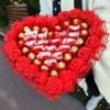 Великий червоний букет з цукерок у формі серця букет на 8 березня