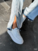 Кросівки білі, натуральна шкіра, підошва: 5 см, спереду: 4,5 см. всередині натуральна шкіра