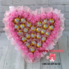 Рожевий букет із цукерками в формі серця, подарунок для коханої