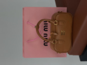 Жіноча сумка Miu Miu Arcadie через плече карамель
