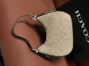 Сумка багет Coach Kleo молочний