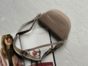 Сумка в стилі багет крос боді на широкому ременці мокко