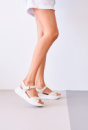 Шкіряні босоніжки світлі на невисокій танкетці v7-352-041