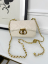 Сумочка через плече на довгому декоративному ланцюжку молочний