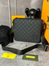 Сумка мессенджер Louis Vuitton District PM Damier Infini с лого в углу черного s063