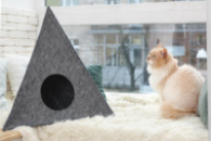 Треугольный домик для кота из войлока «Пирамида» серый