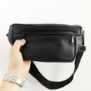 Шкіряна сумка-бананка через плече (чорна, унісекс)