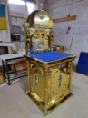 ​Церковний жертовник із золоченою іконою (за склом)