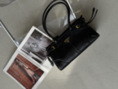Сумка Prada Bonnie Medium Leather Handbag чорний
