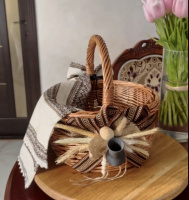 Кошик круглий «Болерка» ∅ 32 см з декором в етностилі та полотенцем з натуральної лози для Великодня, пасхальна корзинка