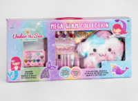 Косметика дитяча у сумочці-косметичці.