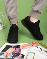 Жіночі чорні кросівки на шнурівці