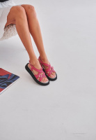 Малинові шкіряні босоніжки з пряжками v7-110-377