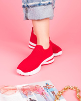 Жіночі червоні кросівки з текстилю.