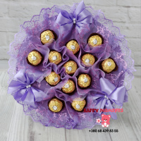 Фіолетовий букет з цукерок Ferrero Rocher солодкий букет
