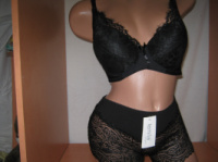 Комплект білизни чорний з мереживом: бюстгальтер чашка С та шорти