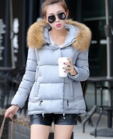 Женская куртка с меховым капюшоном зима