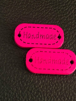 Деревяный декор «HANDMADE». Размер - 2,3 см. Цвет - малиновый.