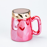 Чашка керамічна 450 мл у дзеркальній глазурі з кришкою, фуксія