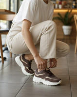 Жіночі кросівки