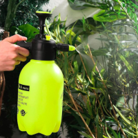 Ручной опрыскиватель помповый для сада и огорода,пластиковый,садовый,желтый на 2 литра