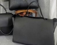 Lucherino 668 ЧОРНА — гладка екошкіра — широка містка сумка, закривається на блискавку, + під клапаном