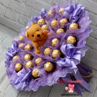 Фиолетовый букет из конфет Ferrero Rocher и плюшевым мишкой