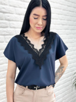 Жіноча блузка з вирізом та мереживом «Brenda» оптом | Батал| Розпродаж моделі Темно-синій, 50-52