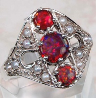 Серебряное кольцо в викторианском стиле с природным красным огненным опалом и жемчугом.