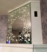 Зеркальное панно с фигурными вензелями любой сложности и стиля.