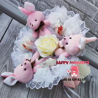 Рожевий букет з плюшевих зайчиків і цукерок, подарунок для дитини чи дівчини